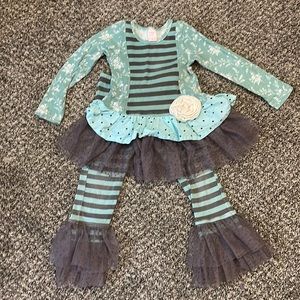 Size 4T giggle moon outfit . Play condition due to fading